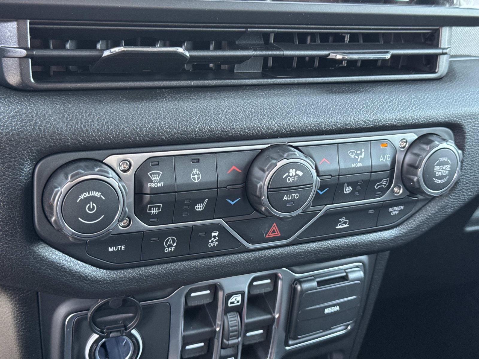 New 2026 Jeep Gladiator Sport AWD/4WD image 17