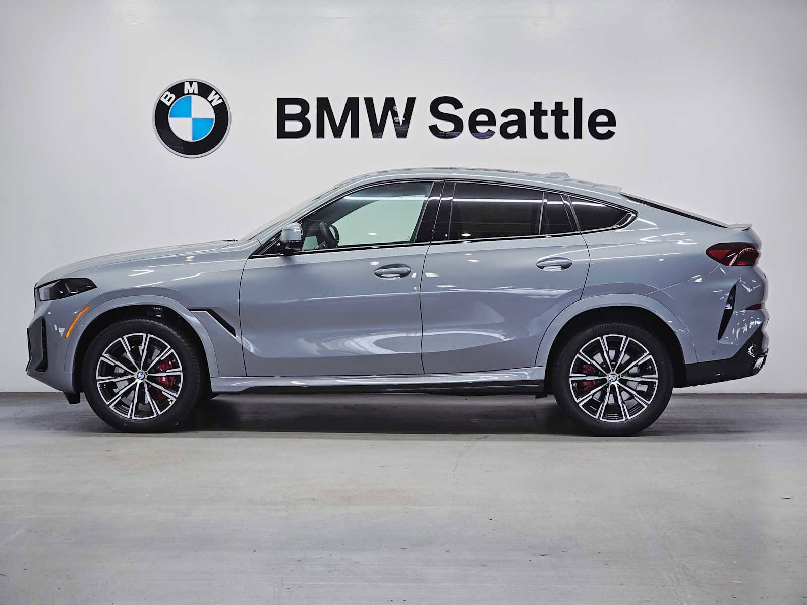 New 2026 BMW X6 xDrive40i w/ Executive Package image 3