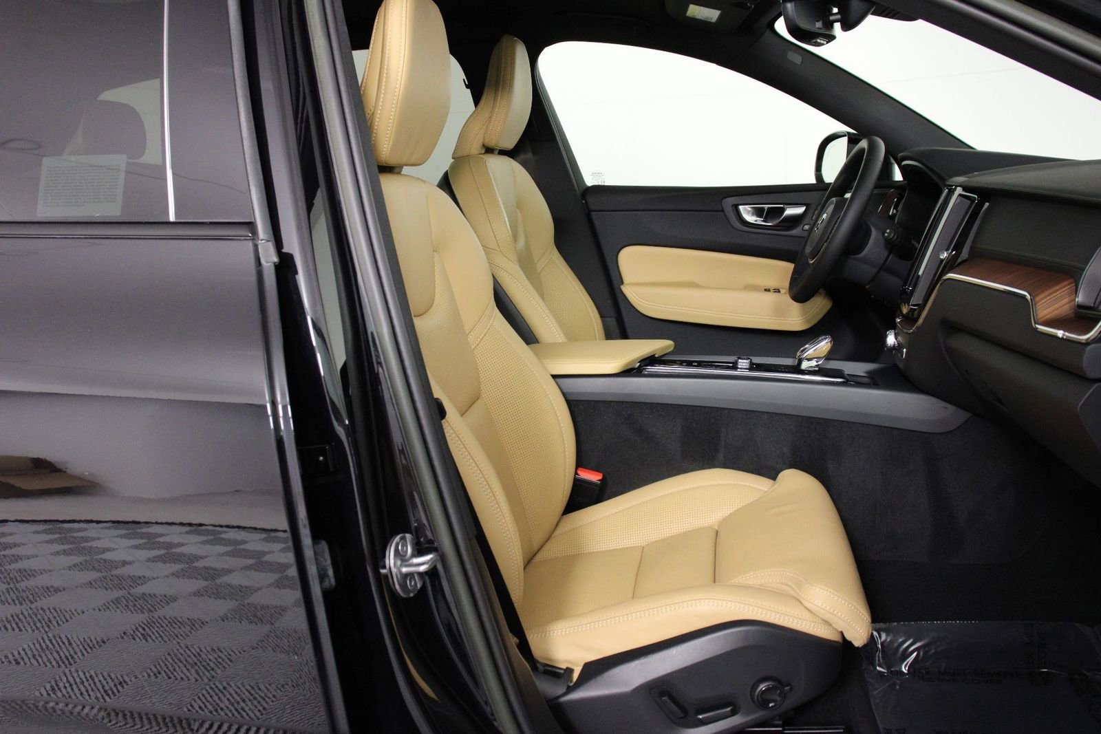 Certified 2023 Volvo XC60 B5 Ultimate w/ Climate Package image 29