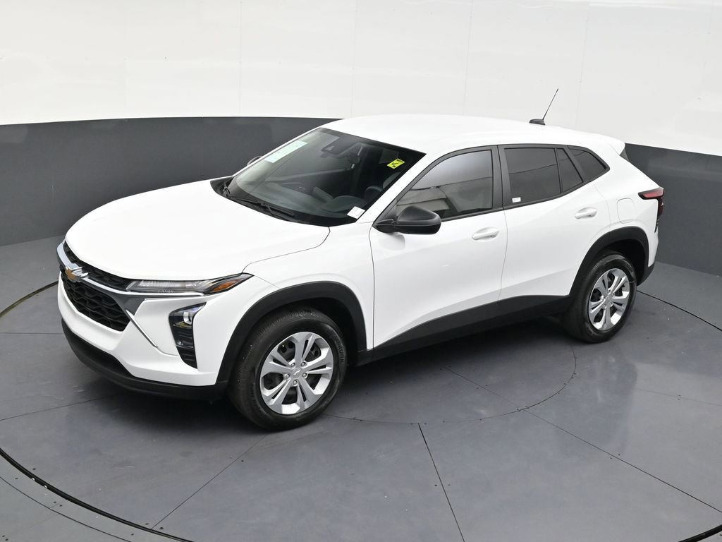 Used 2025 Chevrolet Trax LS FWD image 12