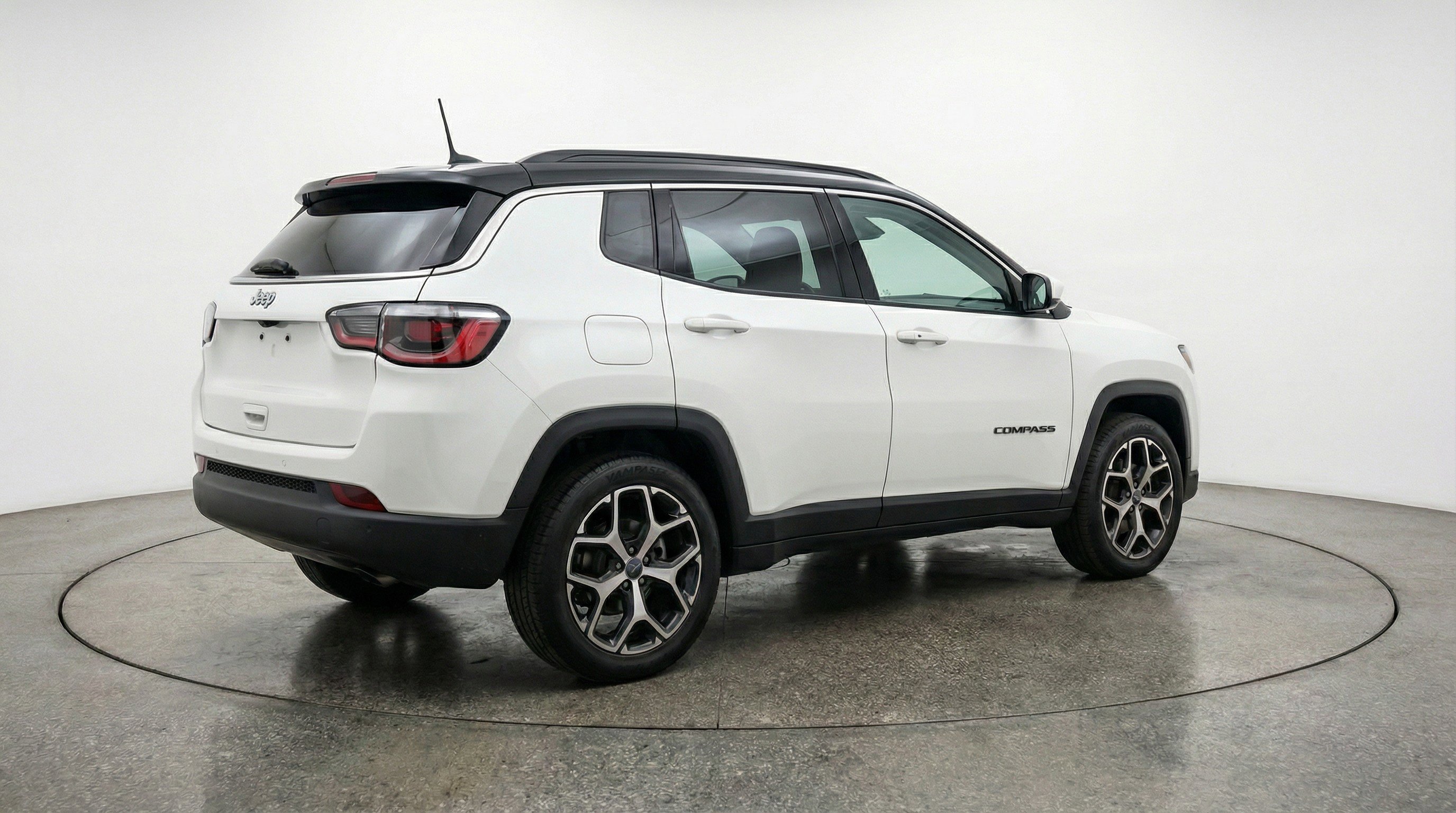 Used 2025 Jeep Compass Limited AWD/4WD image 9