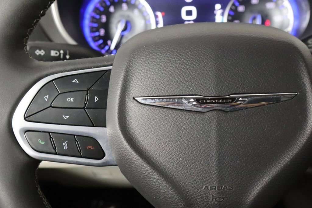 Used 2024 Chrysler Pacifica Touring-L image 8