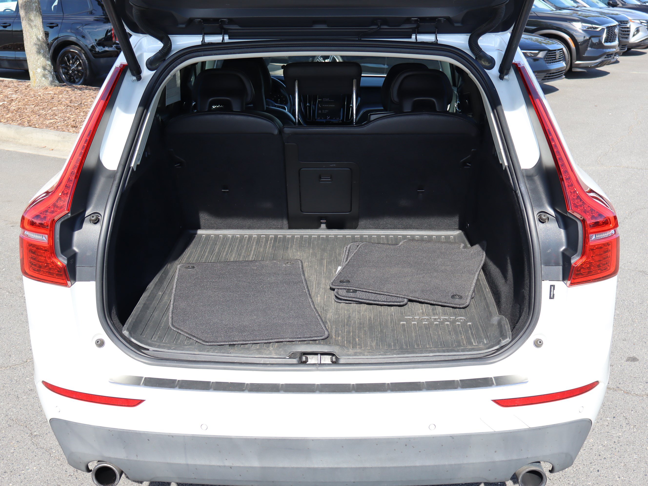 Used 2018 Volvo XC60 T6 Momentum w/ Vision Package AWD/4WD image 33