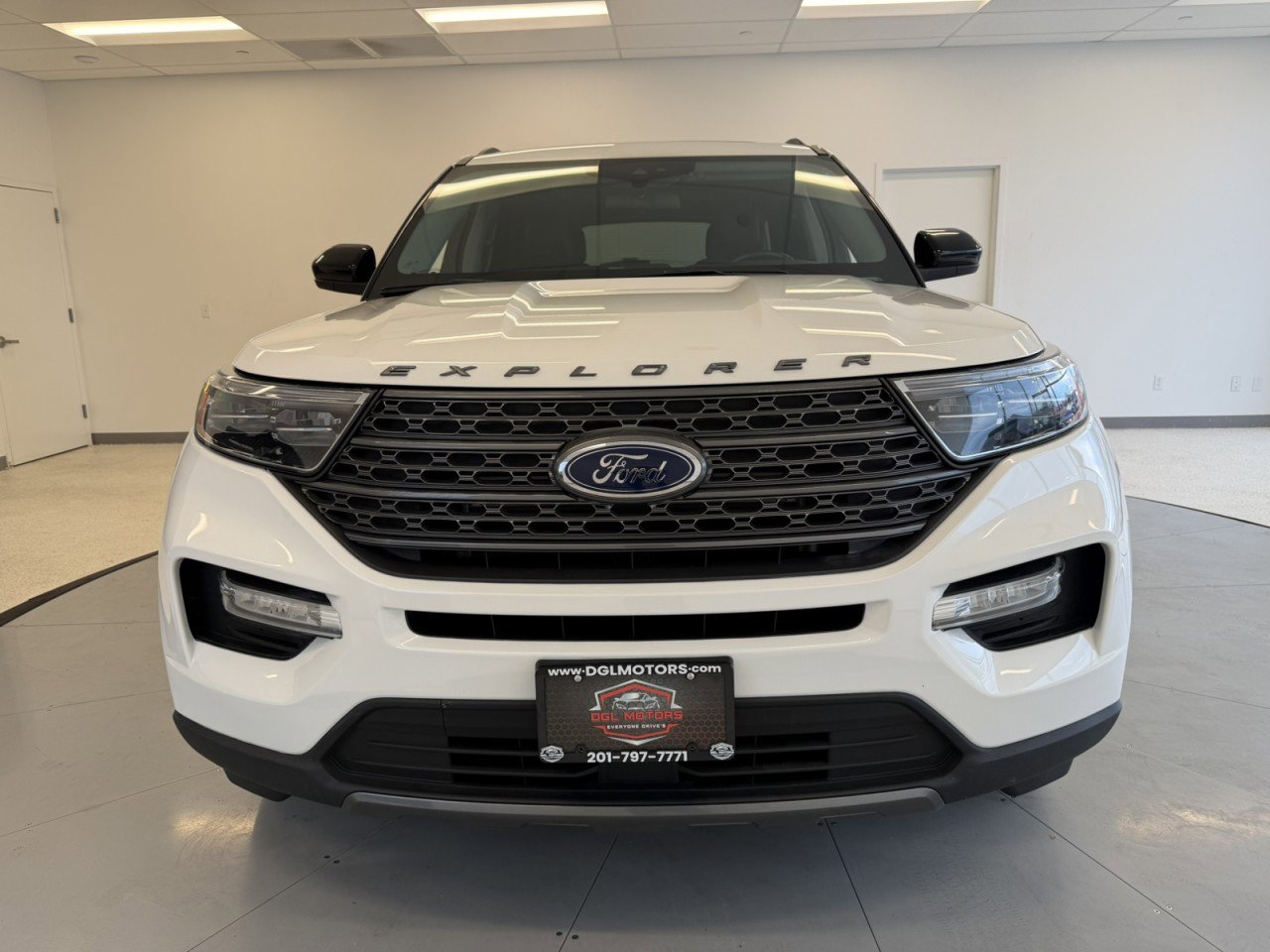 Used 2022 Ford Explorer XLT w/ Equipment Group 202A AWD/4WD image 2