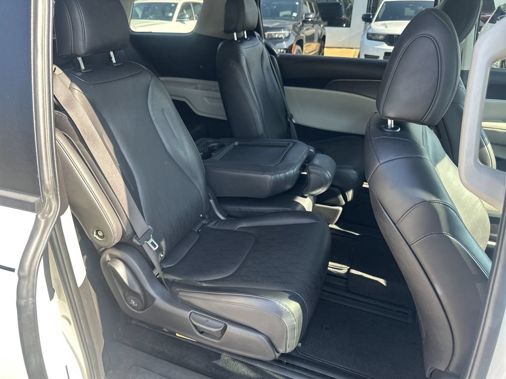 Used 2024 Kia Carnival LX FWD image 15