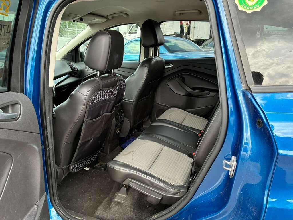 Used 2017 Ford Escape SE w/ SE Sport Appearance Package FWD image 3
