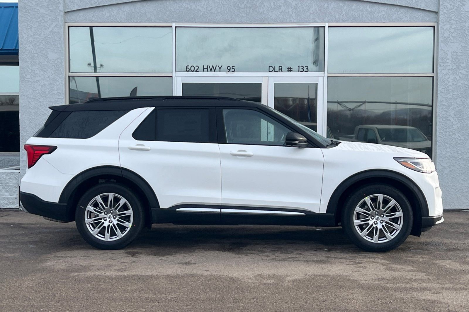 New 2026 Ford Explorer Platinum image 3
