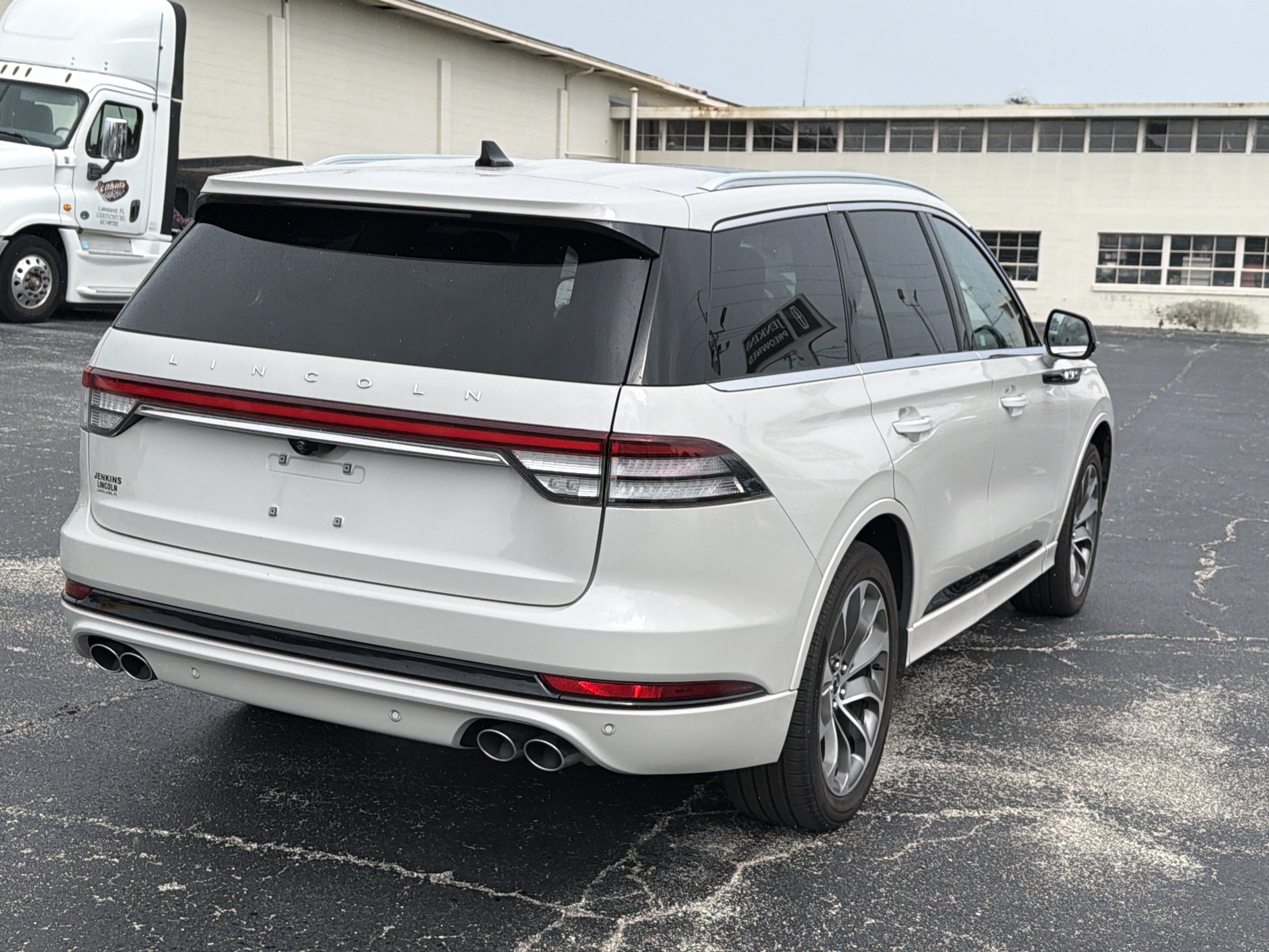 Used 2021 Lincoln Aviator Grand Touring AWD/4WD image 3