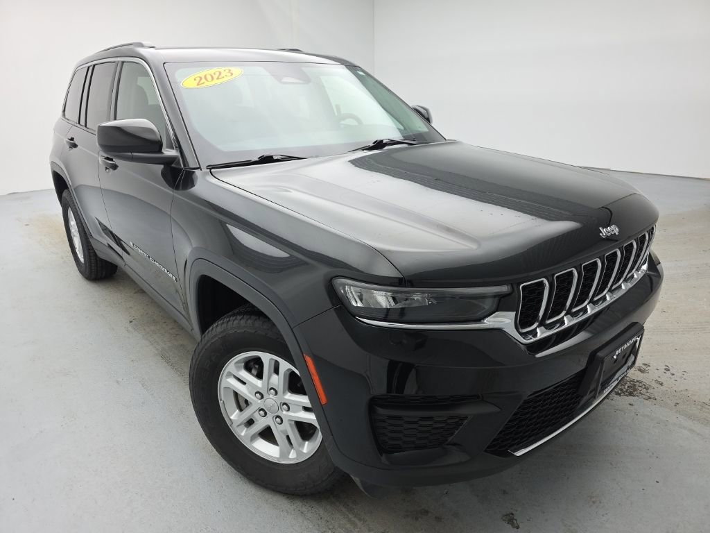 Used 2023 Jeep Grand Cherokee Laredo image 3