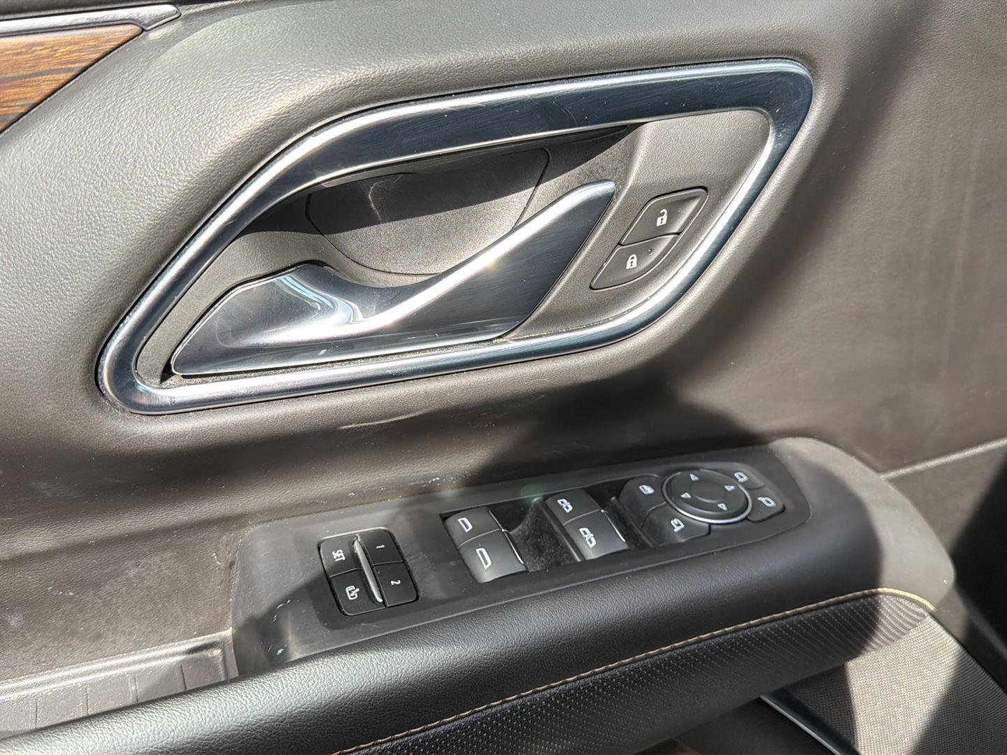 Used 2023 Chevrolet Suburban Premier image 25