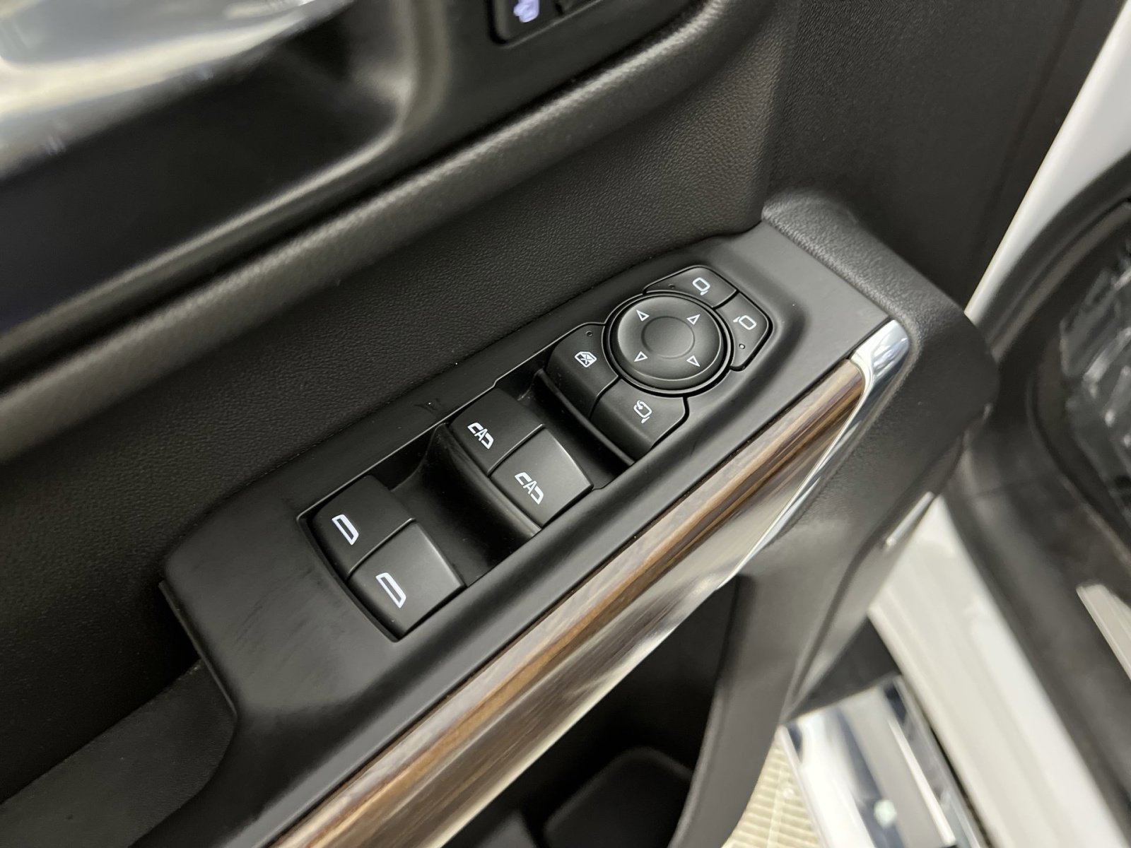 Used 2021 Chevrolet Silverado 1500 High Country w/ Technology Package image 15