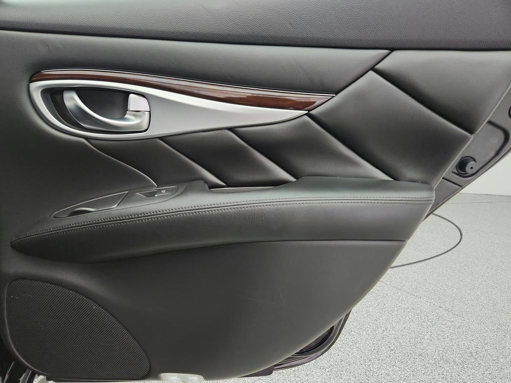 Used 2018 INFINITI Q70 Luxe w/ Proactive Package AWD/4WD image 30