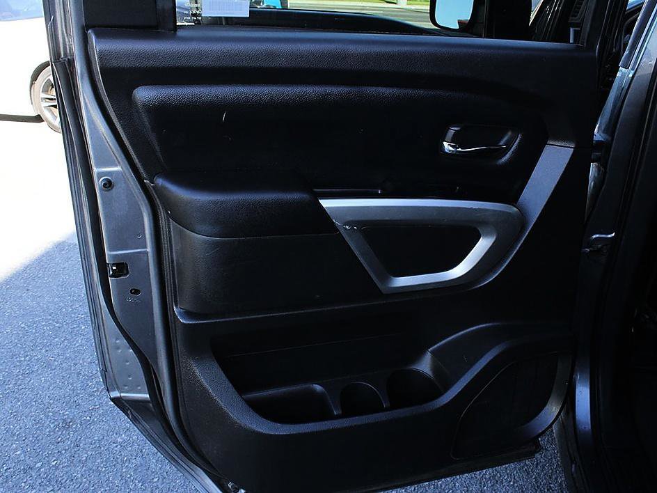 Used 2017 Nissan Titan SV image 14