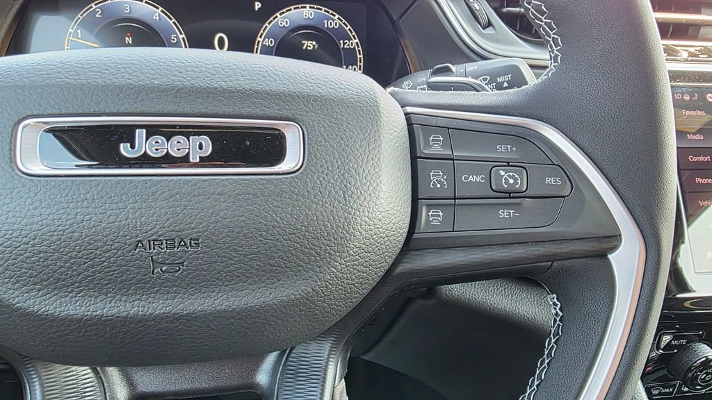 New 2025 Jeep Grand Cherokee L Laredo w/ Luxury Tech Group I image 31