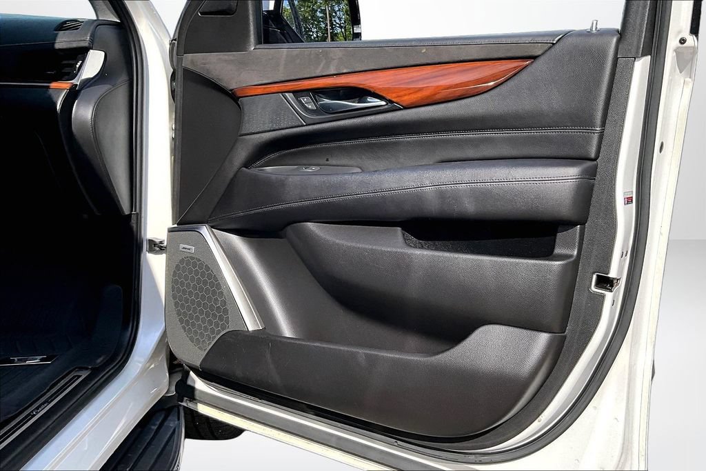 Used 2017 Cadillac Escalade ESV Luxury AWD/4WD image 29