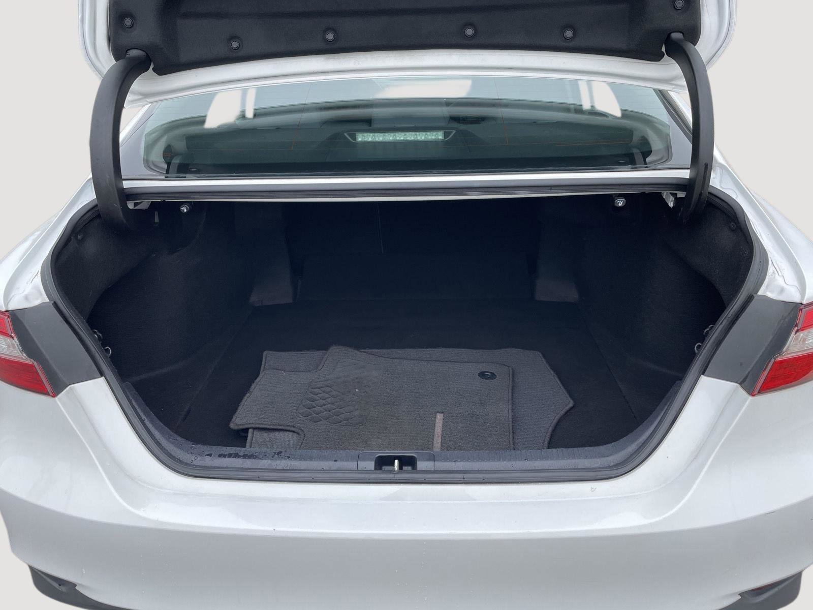 Used 2020 Toyota Camry LE image 14