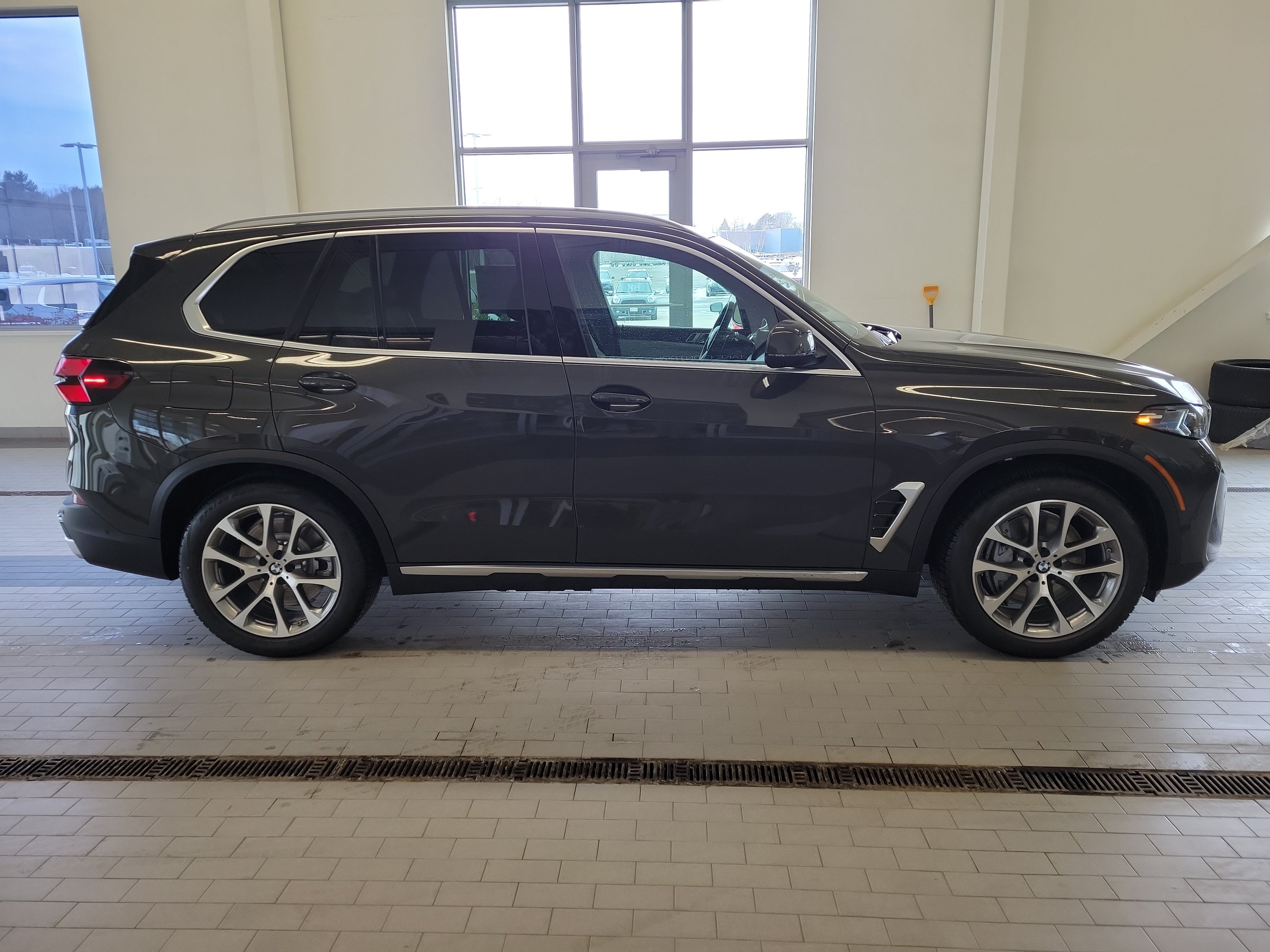 Used 2026 BMW X5 xDrive50e AWD/4WD image 4