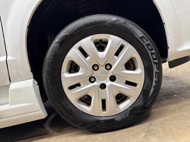 Used 2019 Dodge Grand Caravan SE FWD image 38