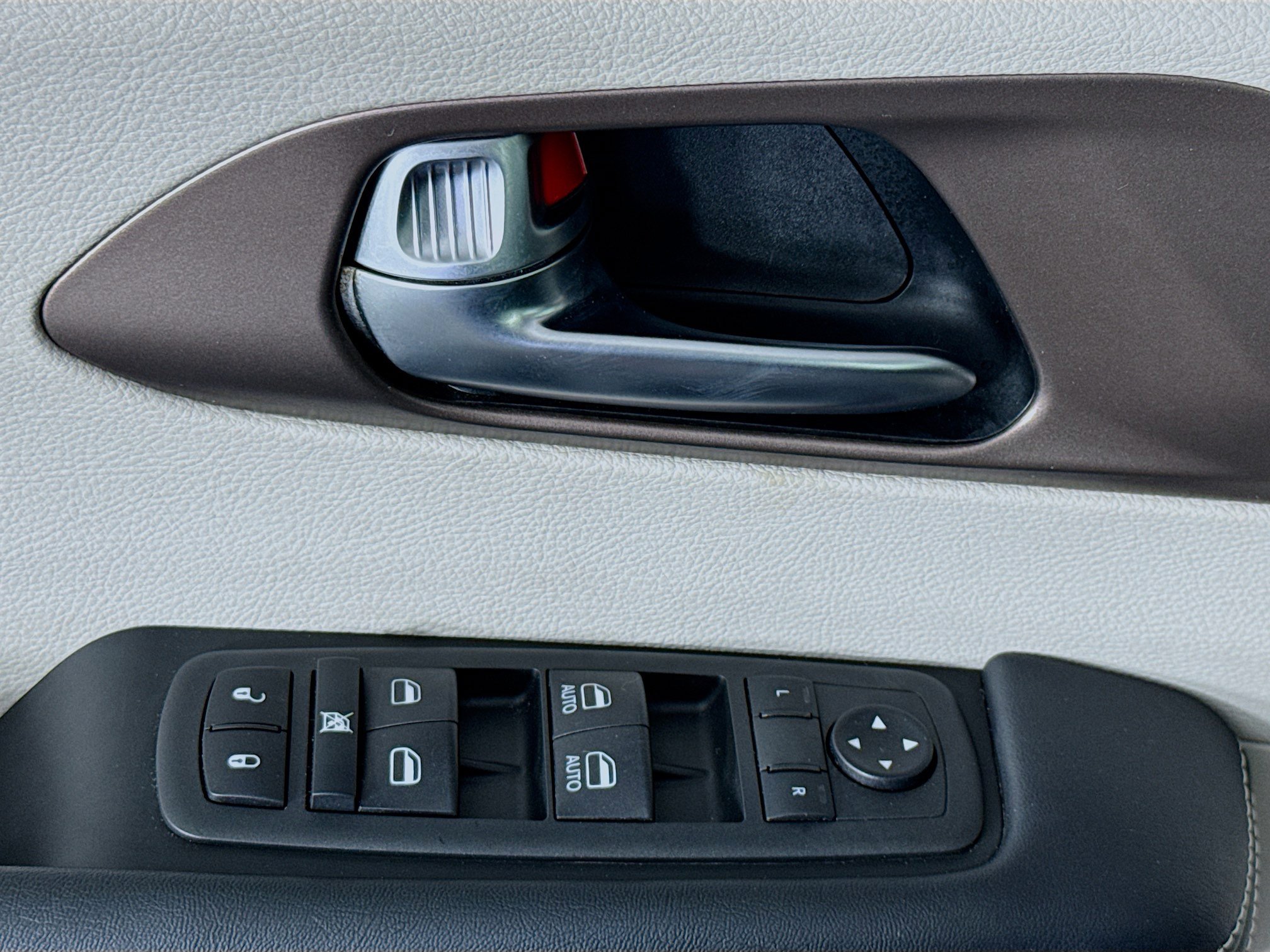 Used 2020 Chrysler Voyager LX FWD image 23