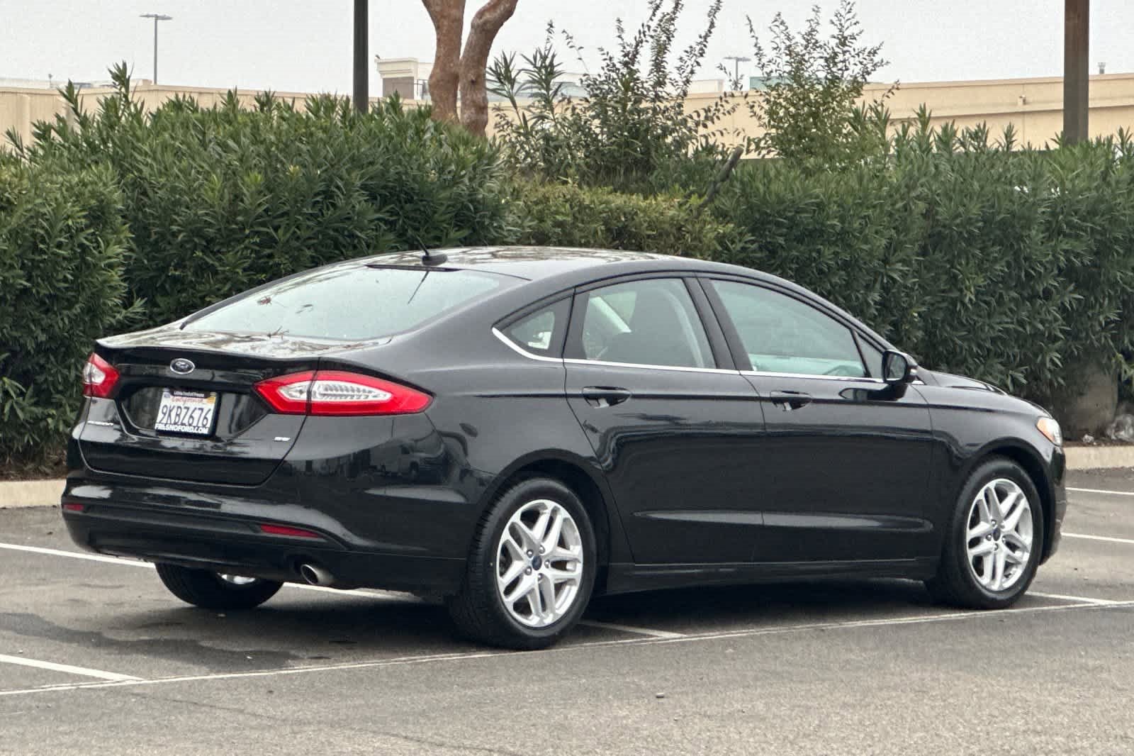 Used 2015 Ford Fusion SE image 2