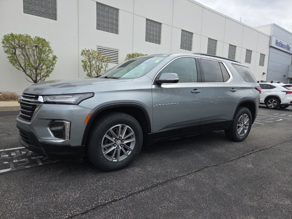 Used 2023 Chevrolet Traverse LT FWD image 2