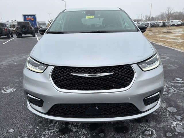 Used 2024 Chrysler Pacifica Touring-L image 12