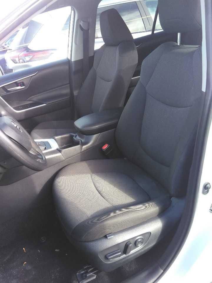 Used 2025 Toyota RAV4 XLE image 2