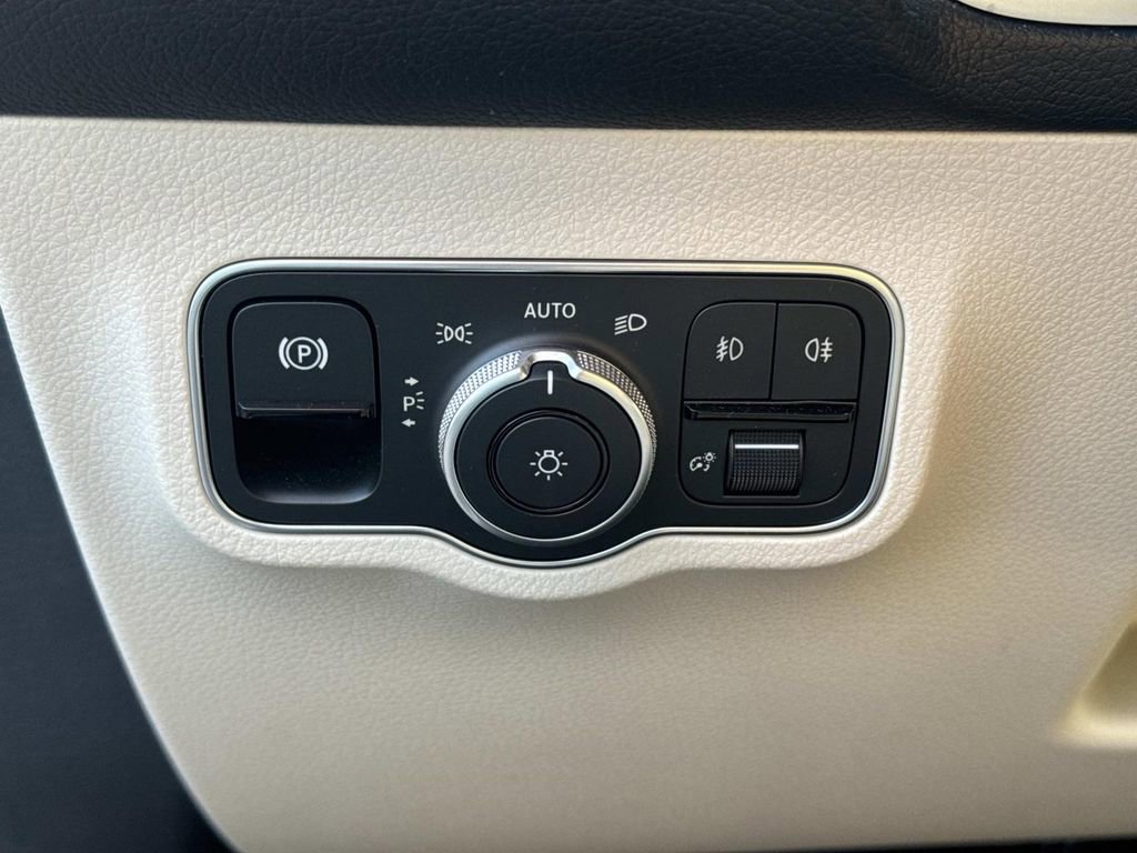 Used 2025 Mercedes-Benz GLB 250 image 20