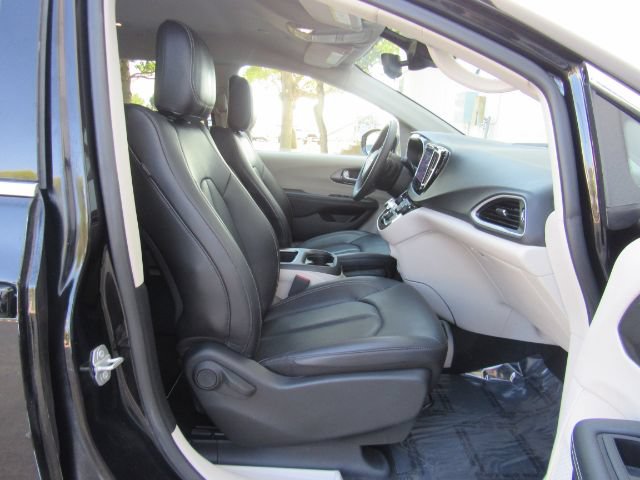 Used 2024 Chrysler Pacifica Touring-L FWD image 21