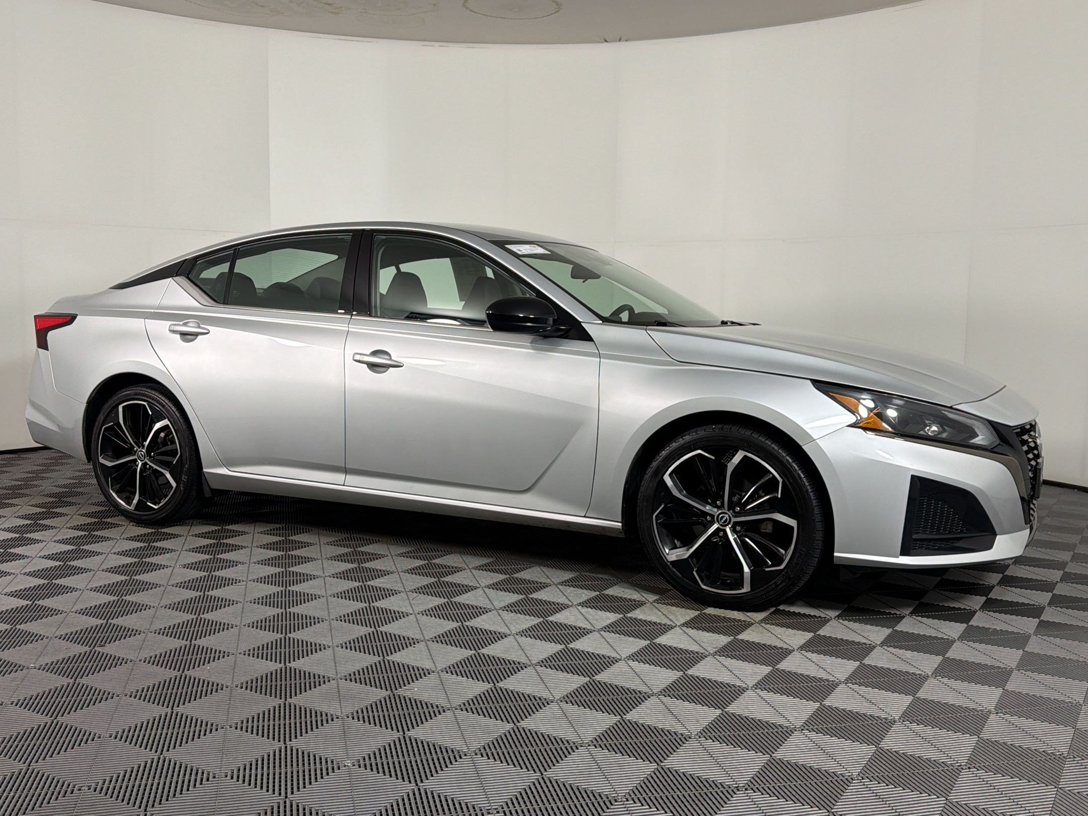Used 2024 Nissan Altima 2.5 SR FWD image 6
