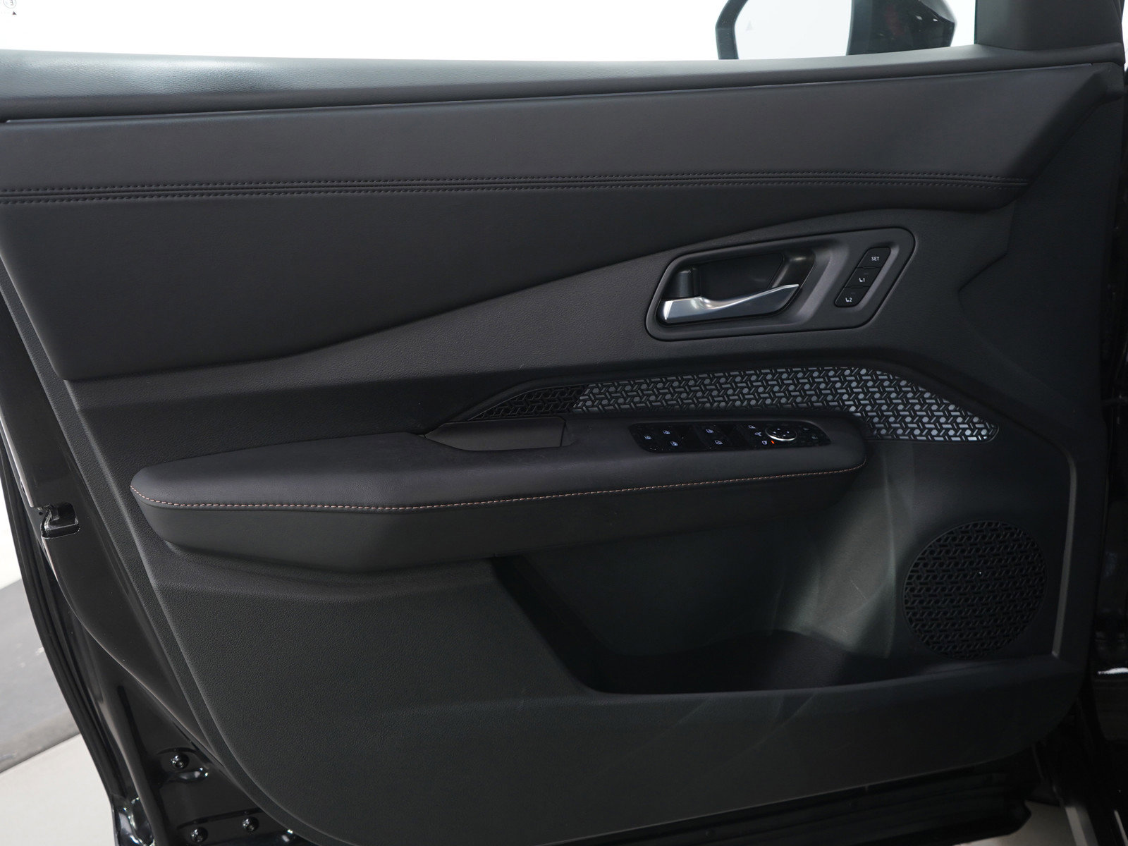 Used 2024 Nissan Ariya AWD image 24