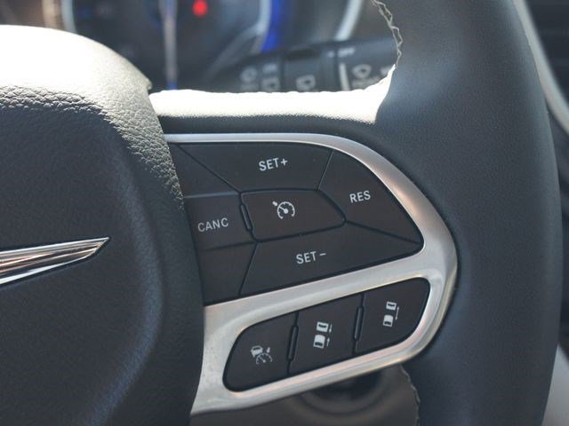 Used 2023 Chrysler Pacifica Touring-L image 10