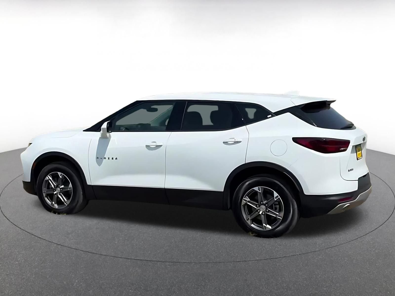 Used 2025 Chevrolet Blazer LT FWD image 8