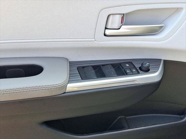 Certified 2025 Toyota Sienna XLE FWD image 11