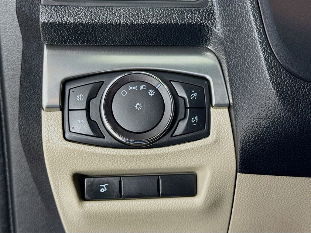 Used 2018 Ford Explorer XLT w/ Equipment Group 201A FWD image 11