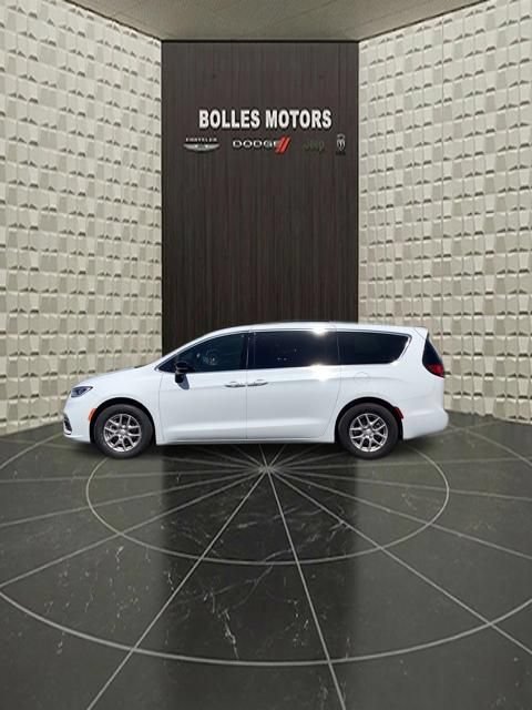 Certified 2025 Chrysler Pacifica Select FWD image 9