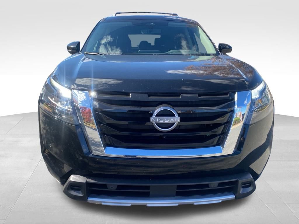 New 2025 Nissan Pathfinder SL image 2