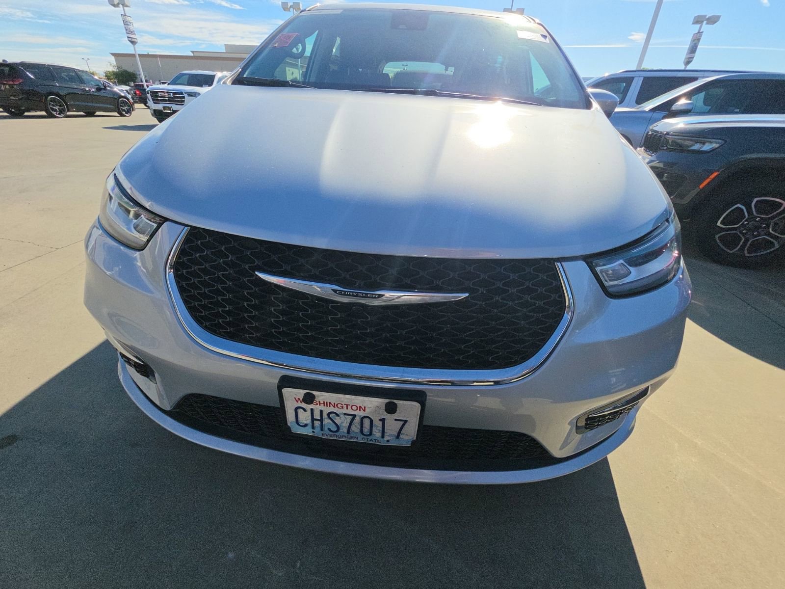Used 2023 Chrysler Pacifica Touring-L image 2