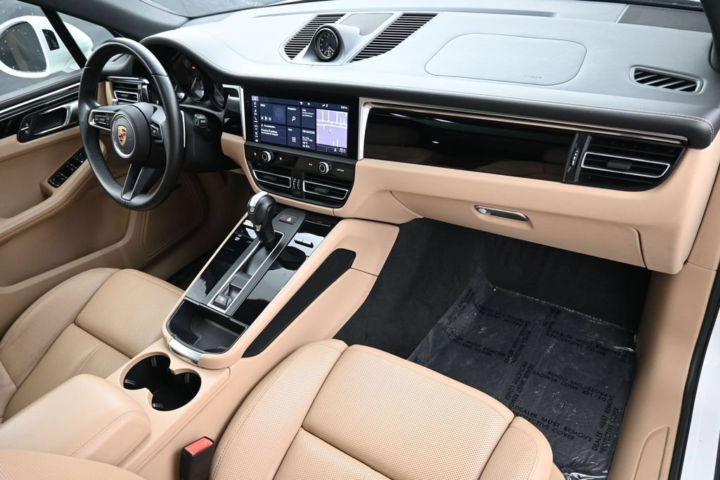 Certified 2024 Porsche Macan AWD/4WD image 32