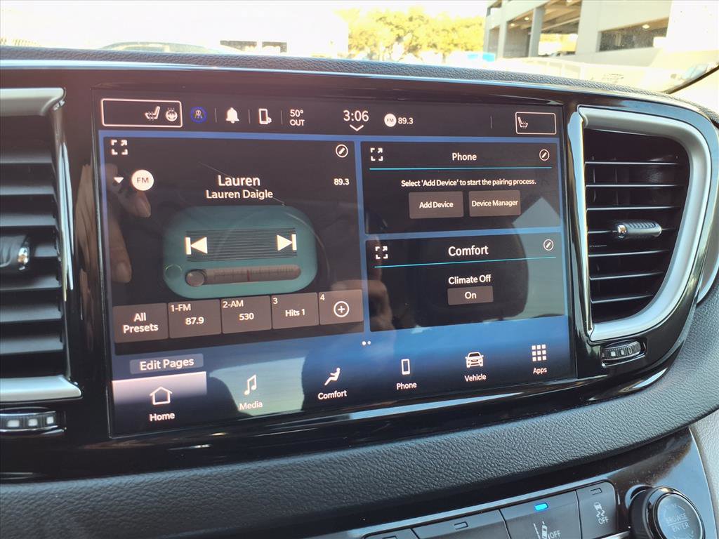 Used 2023 Chrysler Pacifica Touring-L image 6