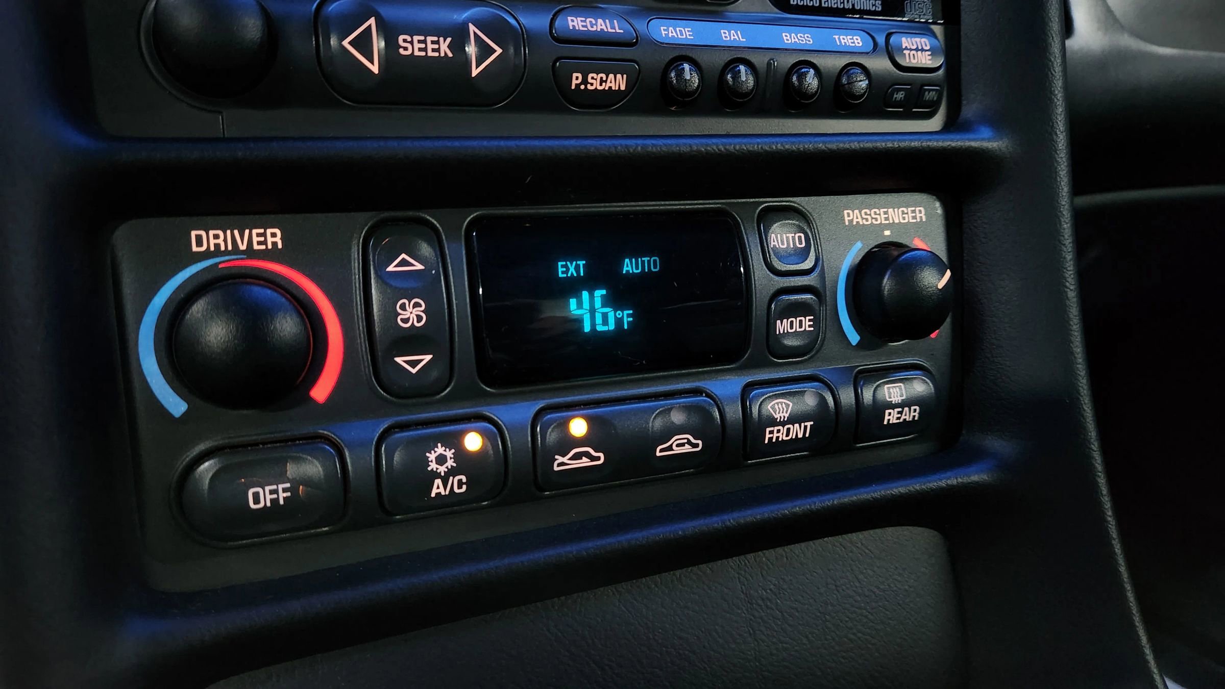 Used 2000 Chevrolet Corvette Coupe w/ Performance Handling Pkg image 28