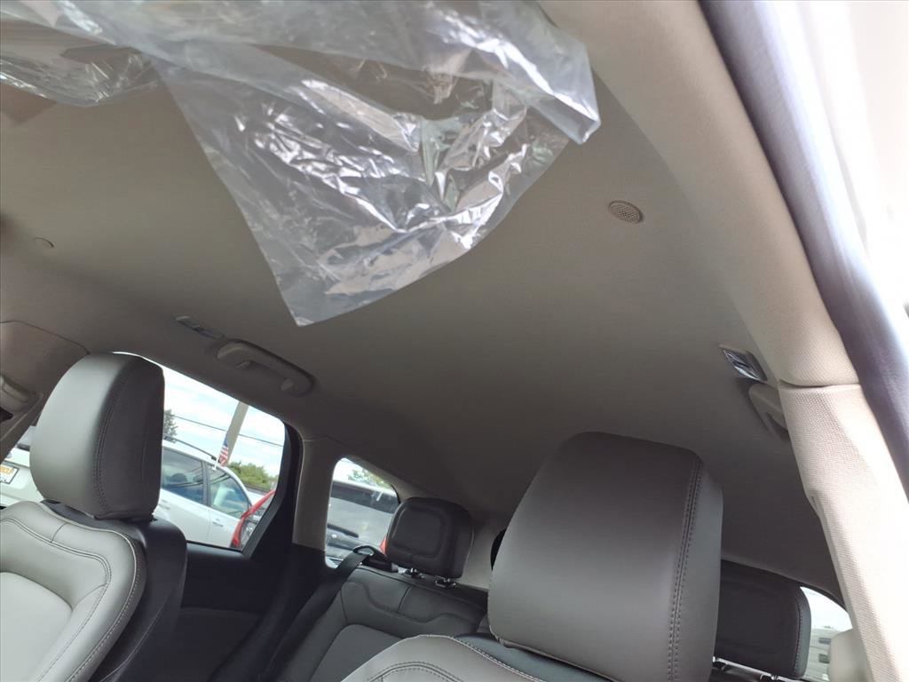 New 2026 Lincoln Corsair Premiere w/ Rear Removable Package Tray image 15