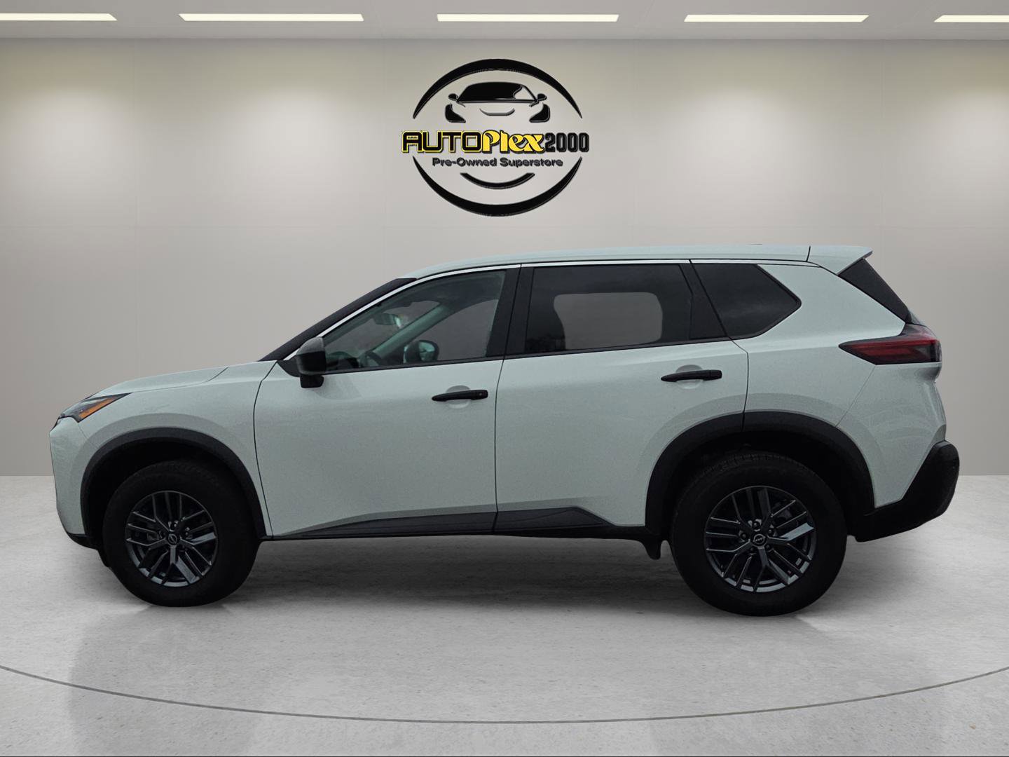 Used 2023 Nissan Rogue S FWD image 4