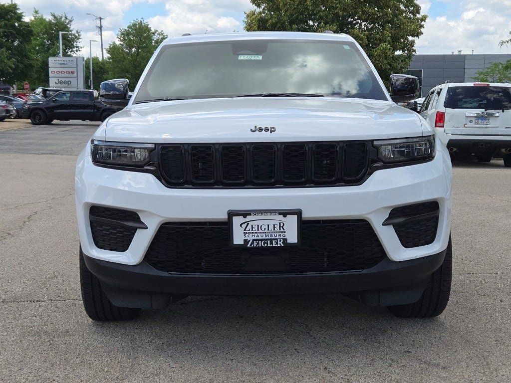New 2025 Jeep Grand Cherokee Altitude image 5