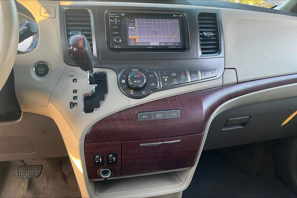 Used 2013 Toyota Sienna XLE FWD image 36