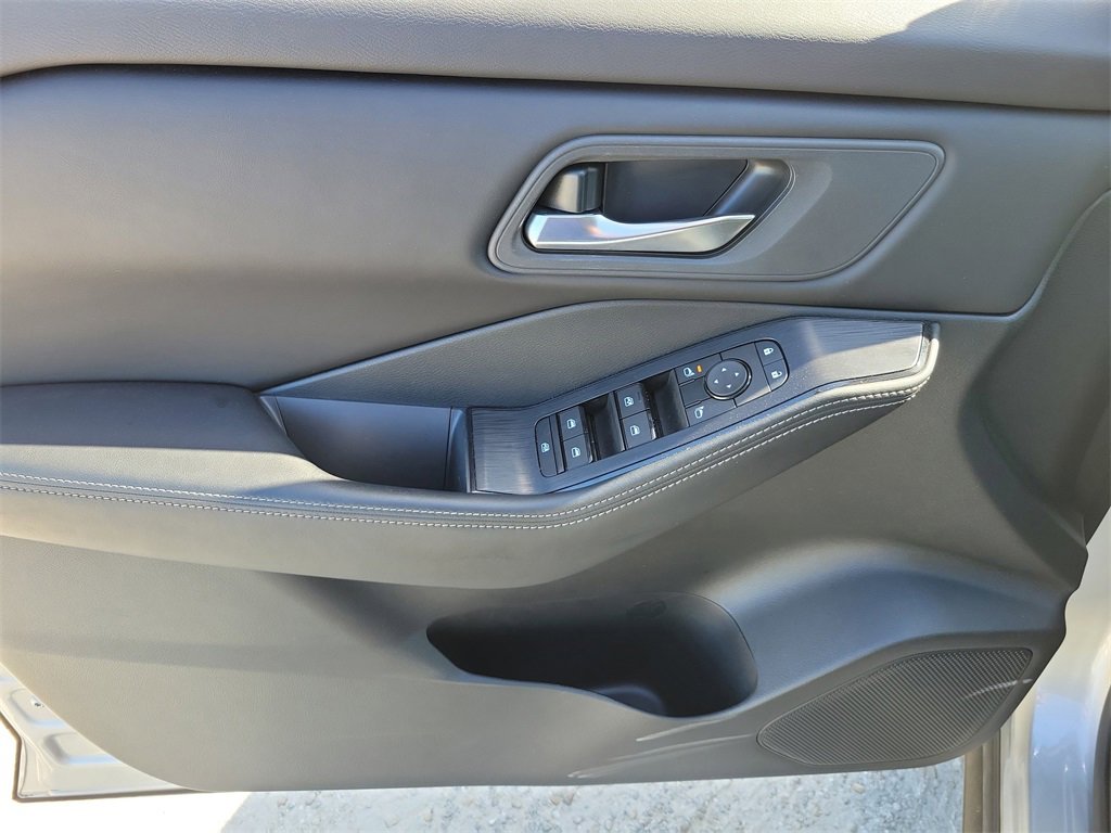 Used 2024 Nissan Rogue SV image 22