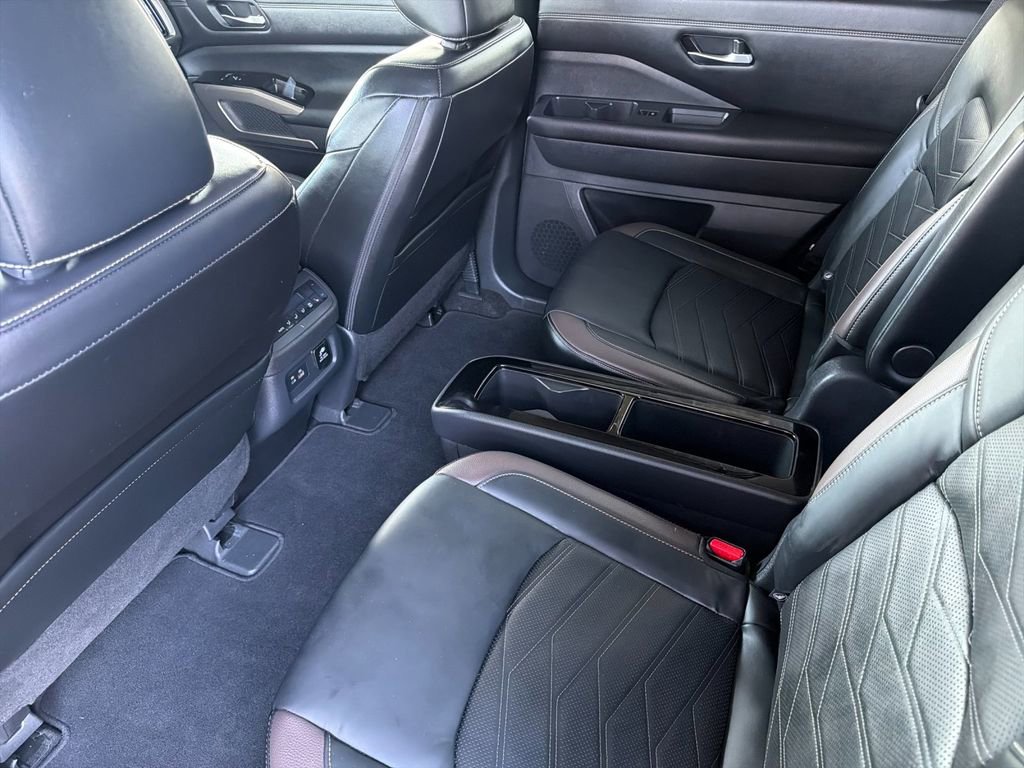 Used 2023 Nissan Pathfinder Platinum FWD image 11