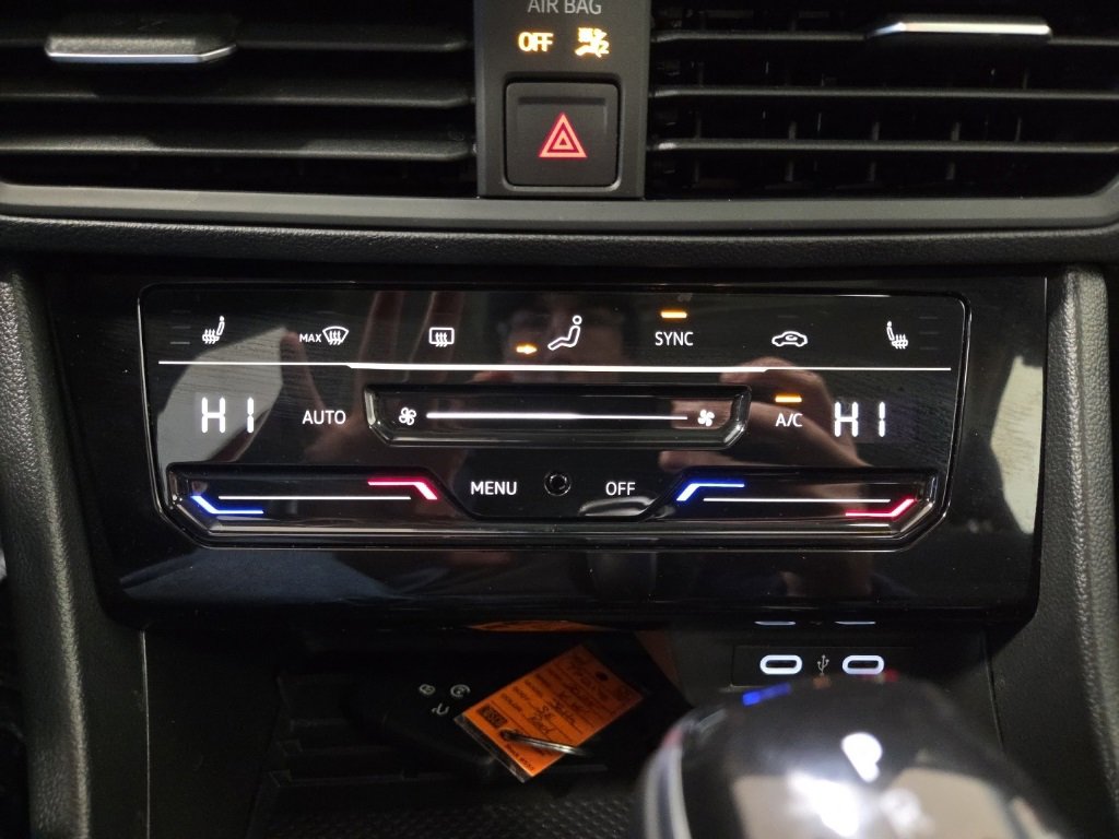 Used 2025 Volkswagen Jetta SE w/ Sunroof Package image 25