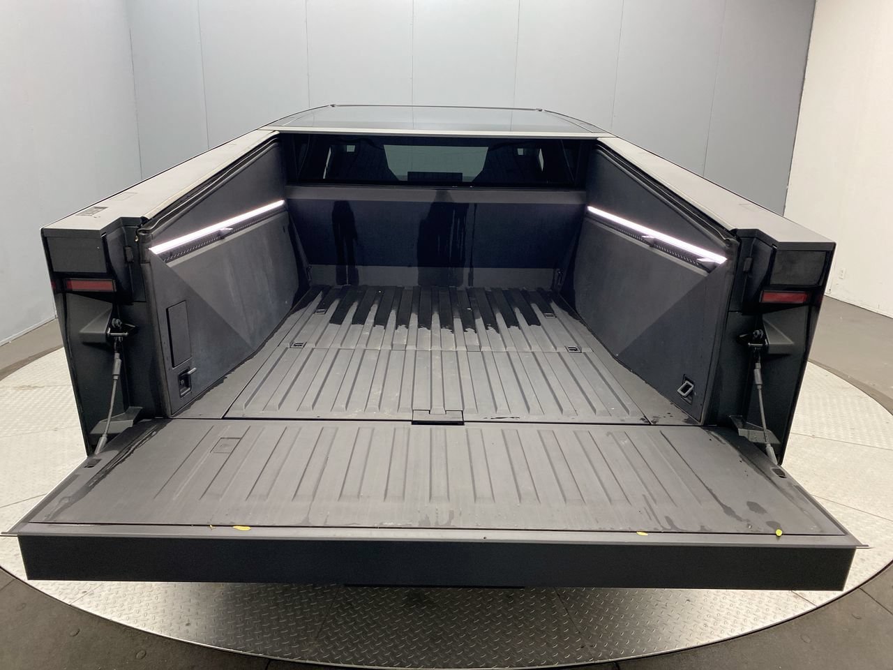 Used 2024 Tesla Cybertruck Cyberbeast AWD/4WD image 28