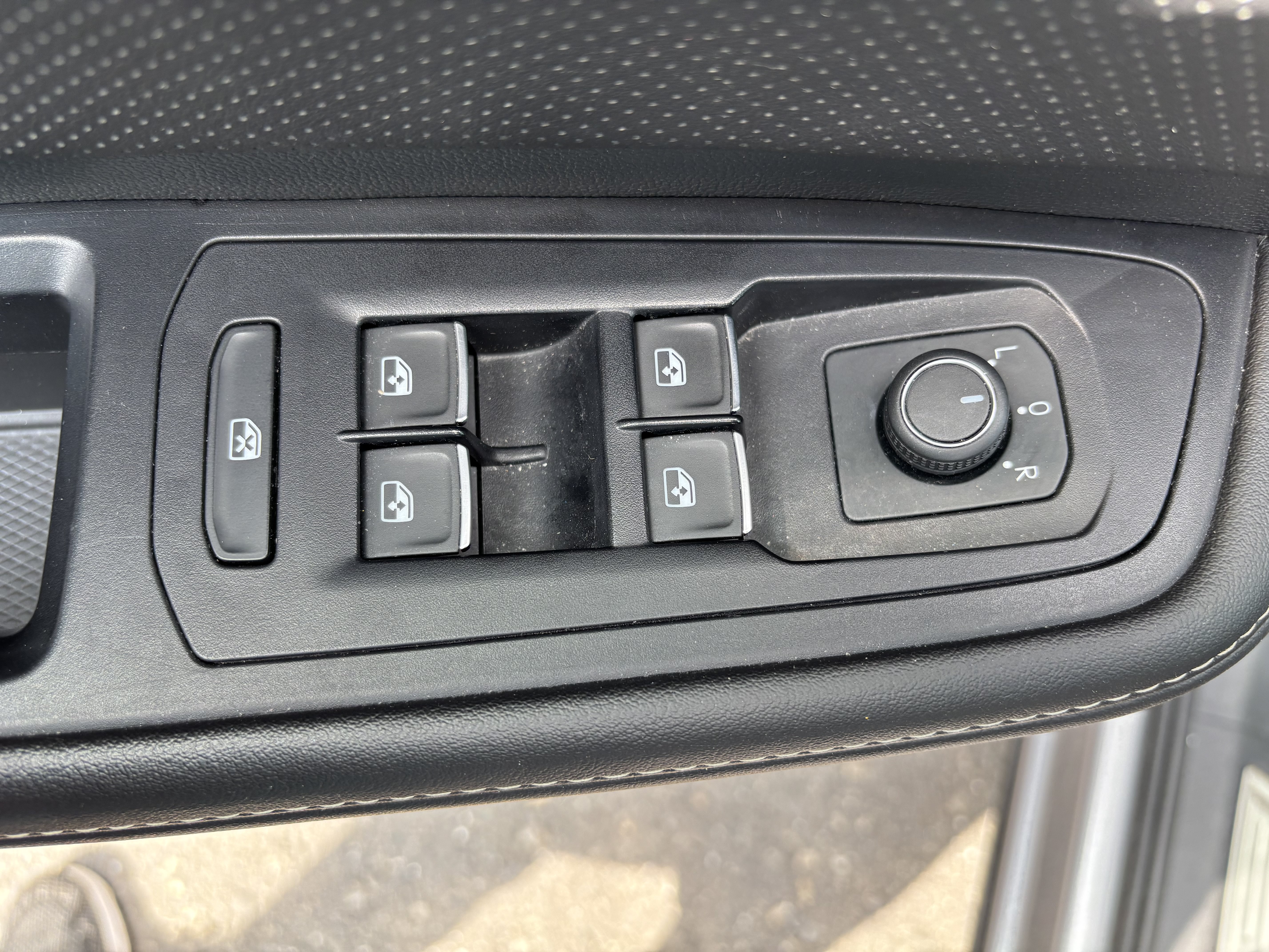 Used 2025 Volkswagen Atlas SE AWD/4WD image 17
